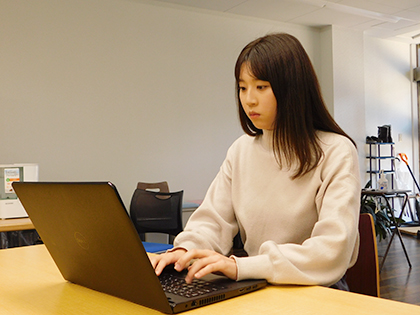 業務中の社員：現地採用した社員も多く在籍しているとのことです